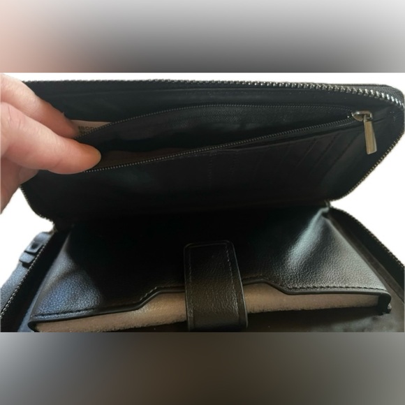 No Boundaries wallet/wristlet. NWT. Plenty of space for all your needs. - Picture 5 of 11